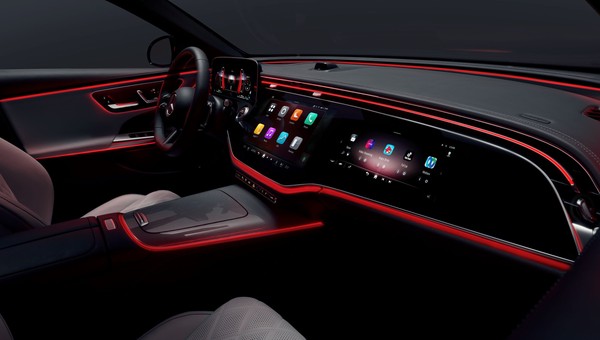 Mercedes odtajnia deskę rozdzielczą nowej Klasy E. Pasażer może mieć własny ekran
