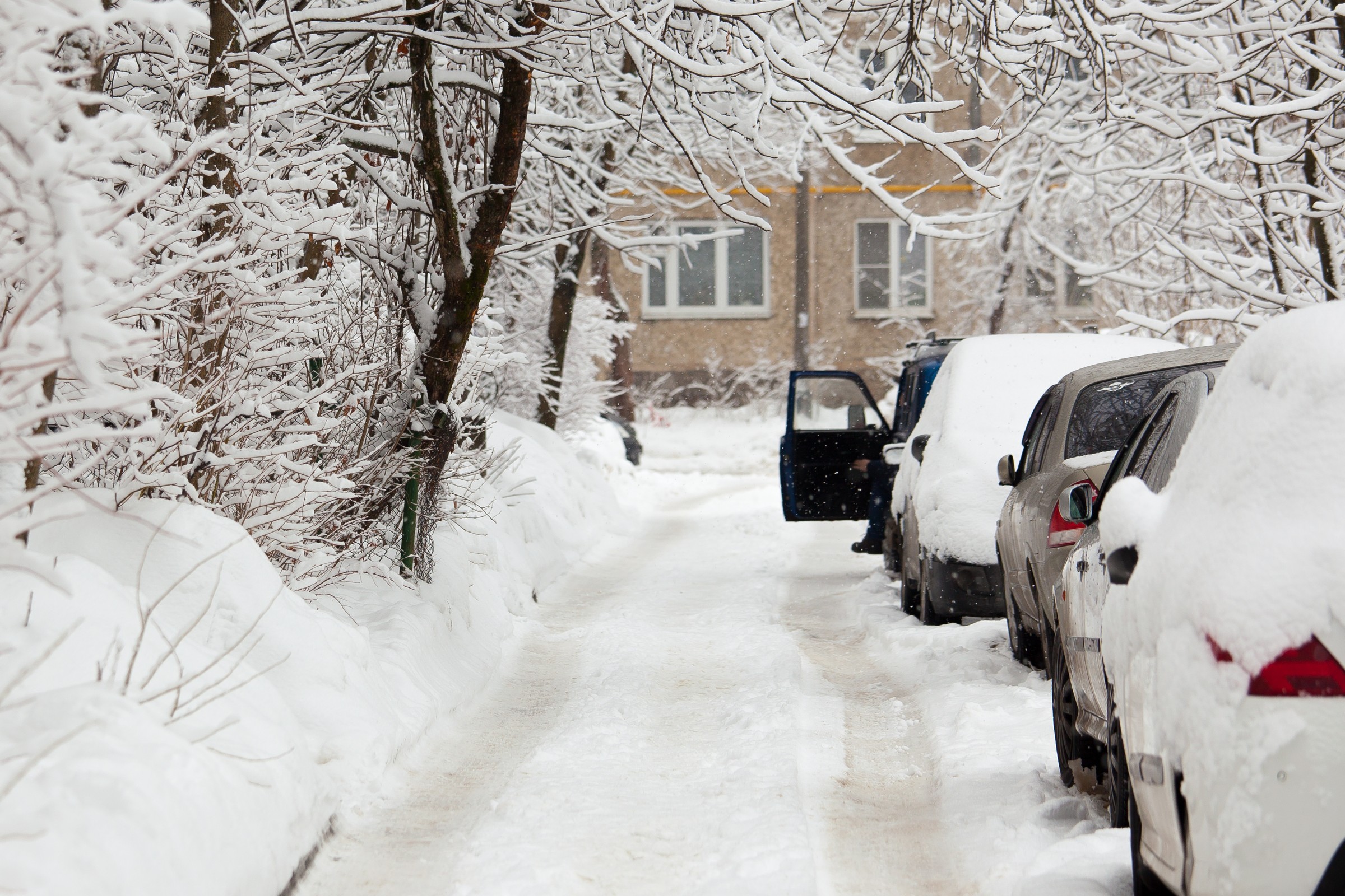 Jest tyle śniegu, iż auta zastawiają jezdnię. Gdy dojdzie do kolizji, kto będzie winny: ten, co jedzie, czy ten, co zaparkował?