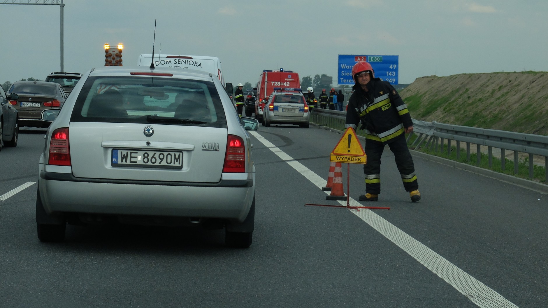 Autostrady i drogi ekspresowe to szczególnie nieprzyjemne miejsca w przypadku awarii. Sprawdźcie też, jak należy się zachować w sytuacji, gdy dojdzie do wypadku lub innego zdarzenia drogowego.