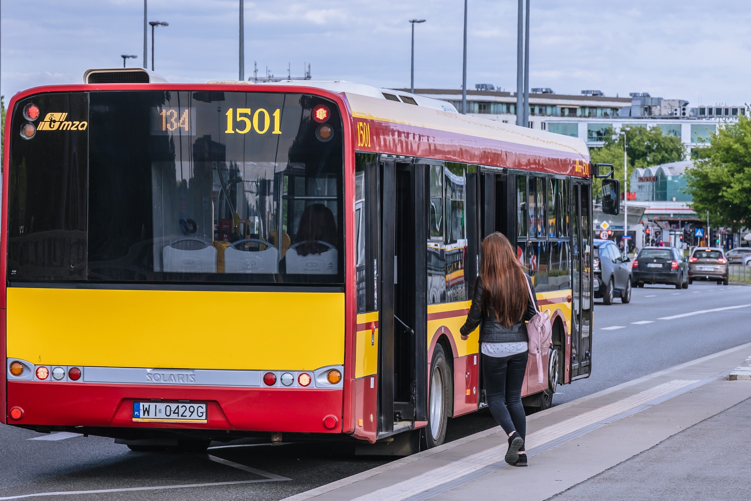 Autobus stoi na przystanku. Zawsze można go ominąć?