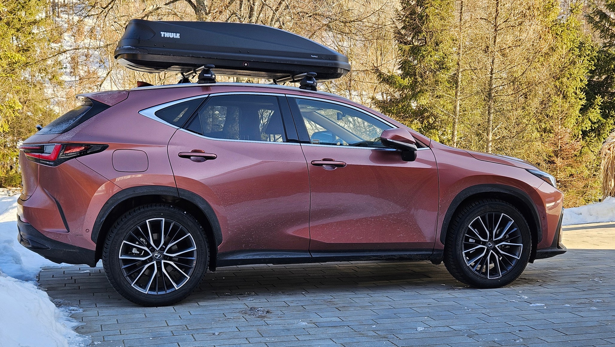 Co dzieje się, gdy akumulator trakcyjny w Lexusie NX PHEV rozładuje się do zera? Odpowiedź brzmi: nie ma takiej możliwości. Po prostu nie da się go kompletnie rozładować. Wskaźnik naładowania akumulatora zawsze wskazuje minimum jedną kreskę, a najczęściej dwie i to nawet wtedy, gdy auta nie ładujemy przez wiele dni, a wyliczany przez komputer pokładowy zasięg na prądzie wynosi zero.