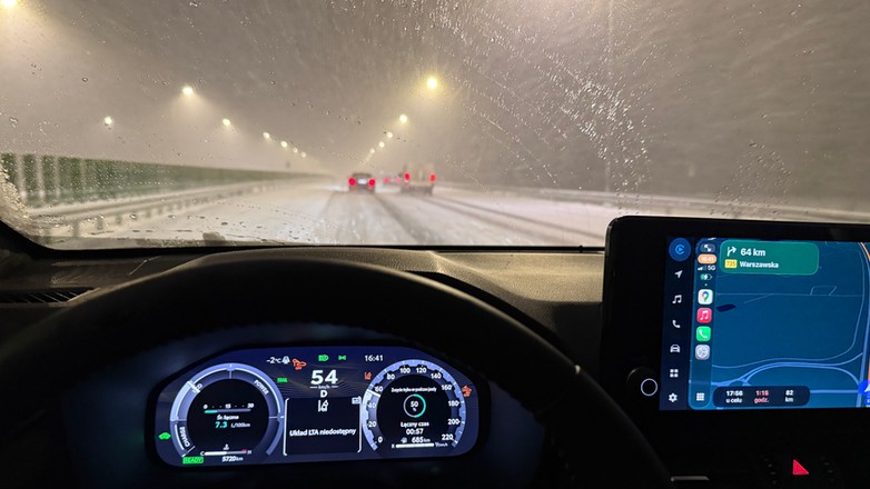 W zimowych warunkach większość systemów asystujących w nowych samochodach odmawia posłuszeństwa