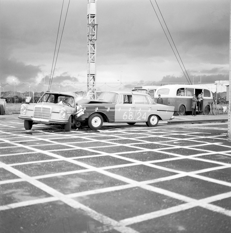 60 lat testów zderzeniowych Mercedes-Benz