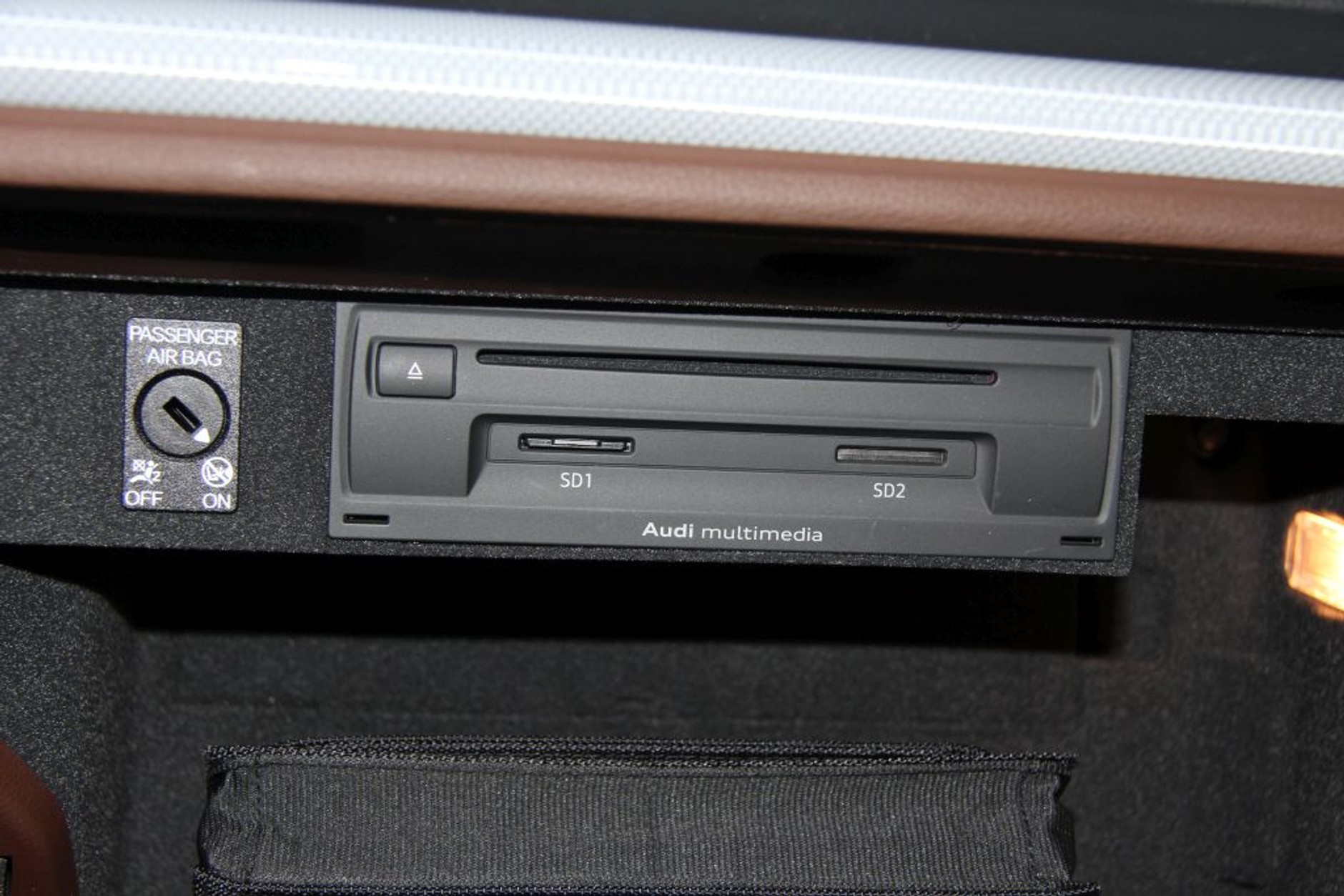 Rozwiązanie dobrze znane od lat: czytnik w schowku na dwie karty SD i płytę CD.