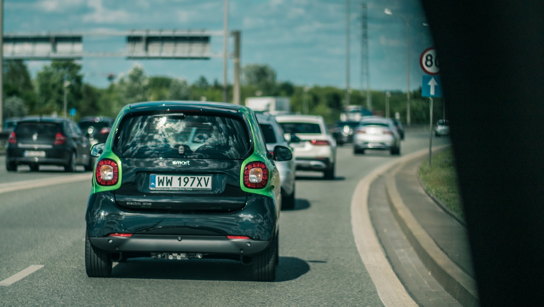 Elektryczny Smart daje sporo frajdy w trakcie jazdy. Ale i obawę o zasięg