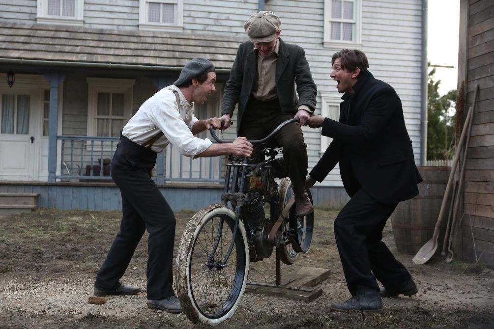 Kadr z serialu Harley and the Davidsons (Zdjęcie prezentuje repliki motocykli stworzone na potrzeby serialu Harley and the Davidsons dla Discovery Communications)