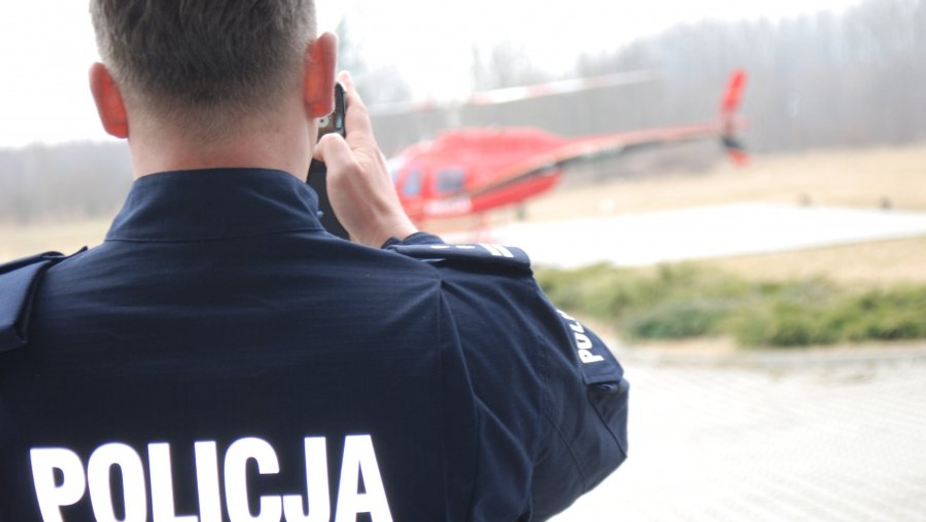 To nie straż pożarna! Policyjny helikopter nie musi być wcale srebrno-niebieski. Ten patrolujący tereny wokół autostrady A2 jest czerwony!