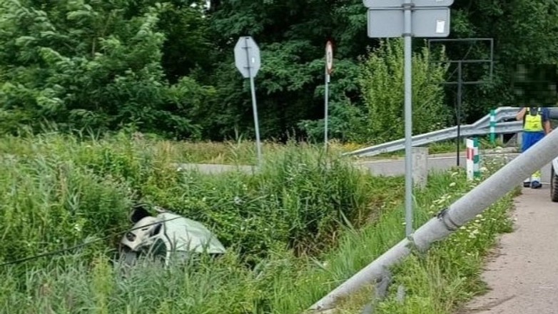 Ucieczka przed policją zakończona dachowaniem (Osiek; województwo małopolskie; lipiec 2024 r.)