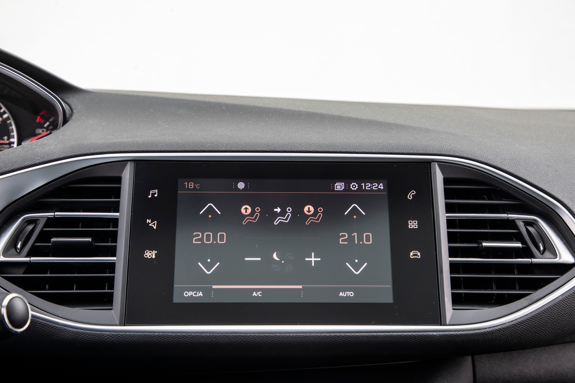 Klimatyzacja i systemy asystenckie w Peugeocie 308 obsługuje się za pośrednictwem 7-calowego ekranu dotykowego