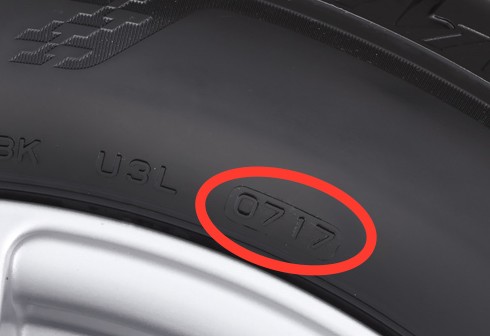 Oznaczenie na oponach – data produkcji. Ta opona zjechała z taśmy produkcyjnej w 7 tygodniu 2017 roku.