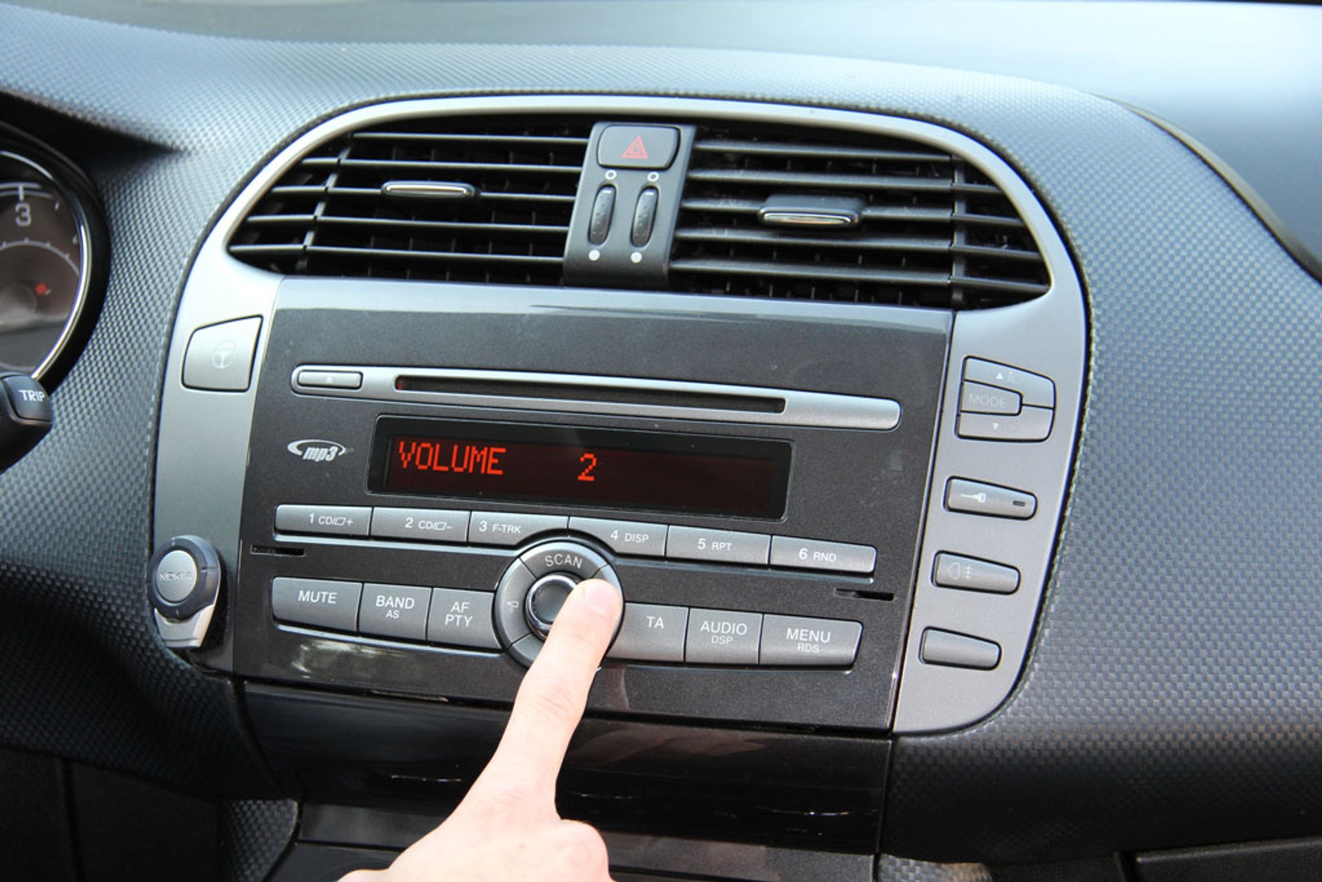 Jak zamontować wzmacniacz do fabrycznego radioodtwarzacza?