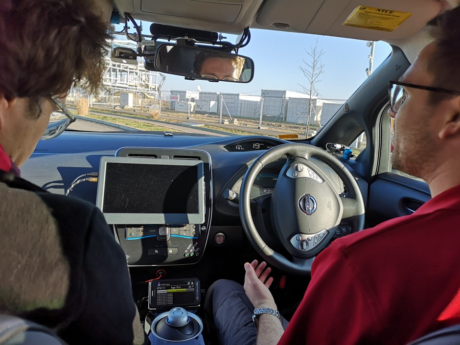 Autonomiczny Nissan Leaf na brytyjskich drogach