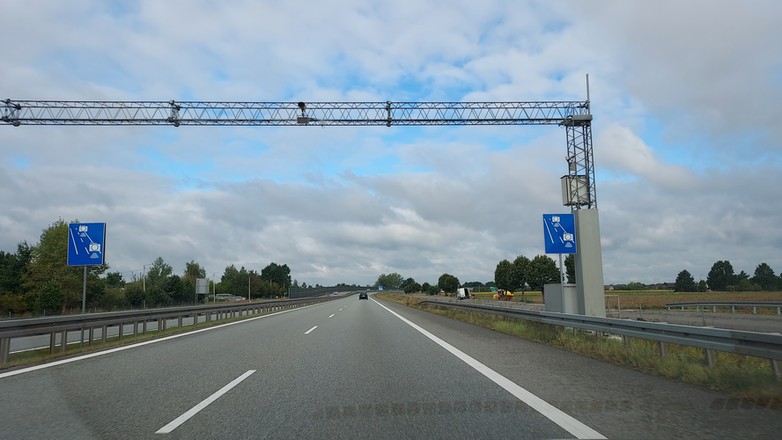 Początek i koniec odcinkowego pomiaru prędkości na drodze S7 pomiędzy Radomiem i Warszawą