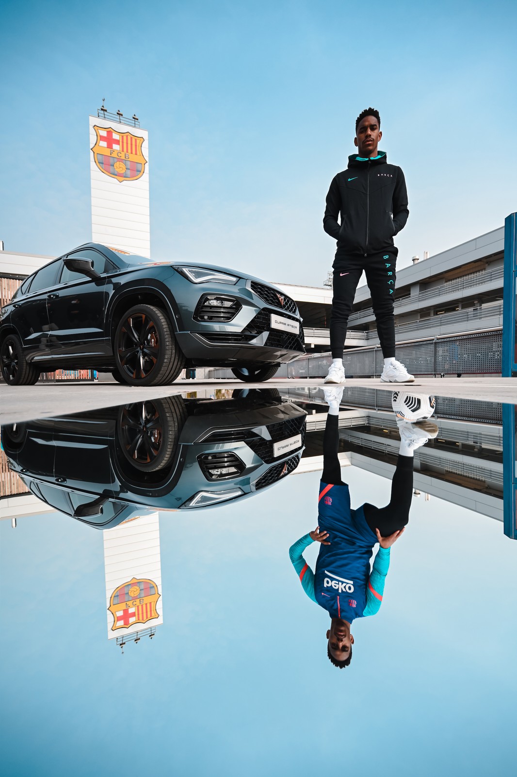 Piłkarze FC Barcelony odebrali nowe samochody