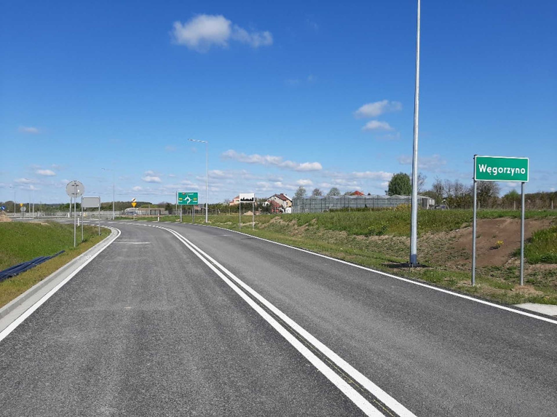 Za złamanie linii podwójnej ciągłej, gdzie obowiązuje zakaz wyprzedzania, grozi 1000 zł mandatu i 15 punktów karnych.