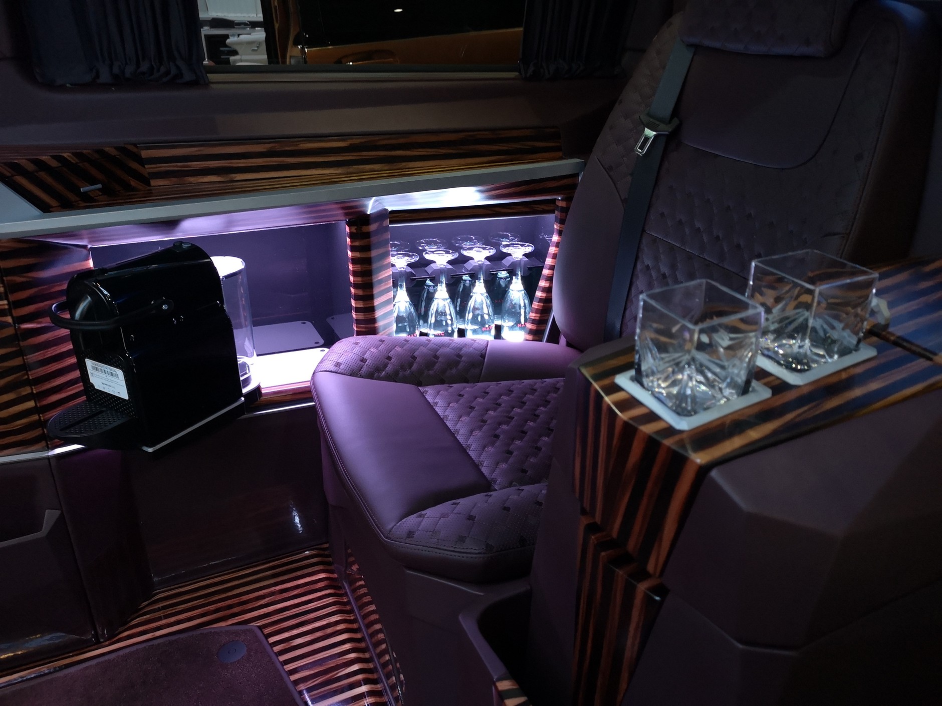 Luksusowe vany - salon samochodowy w Genewie