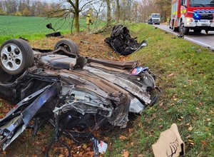 Śmiertelny wypadek koło Giżycka. Alfa Romeo dosłownie się rozpadła. Części były porozrzucane po okolicy