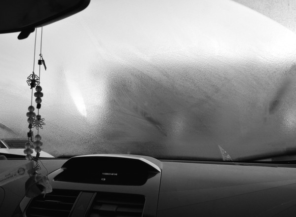 Czy za zaparowane szyby w samochodzie można dostać mandat? Mamy na to skuteczne sposoby