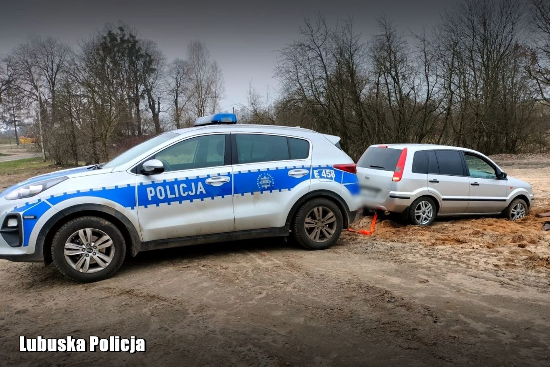 Ugrzązł autem. Policjanci ruszyli na ratunek