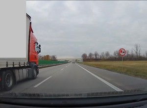 Wyprzedzające ciężarówki mimo zakazu – ukarano 24 na 32 kierowców