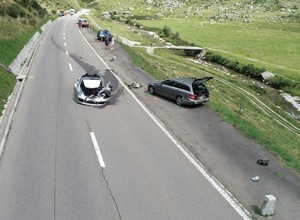 Karambol z udziałem Bugatti, Porsche, Mercedesa i kampera. Jedna osoba ranna