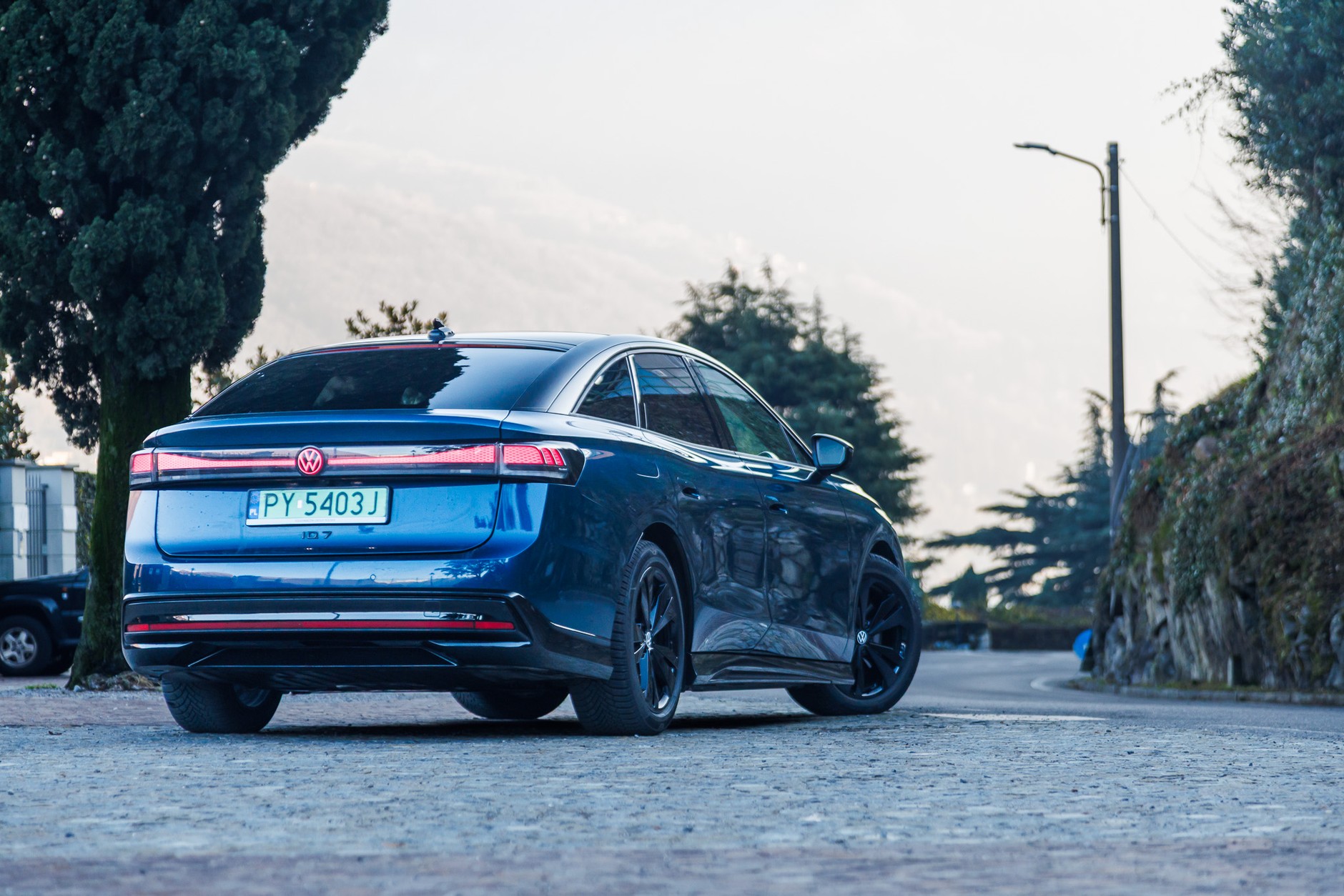 Podczas podróży zwiedzaliśmy także inne miejsca. ID.7 pojechał nad jezioro Como, gdzie temperatura wynosiła 10 st. C