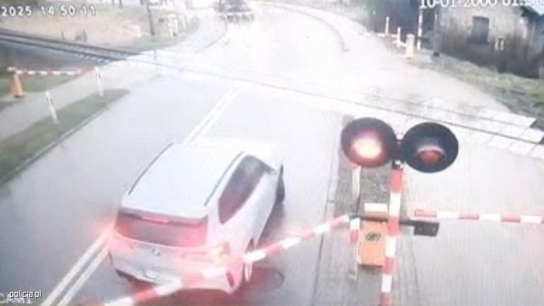 Niebezpieczna sytuacja na przejeździe kolejowym