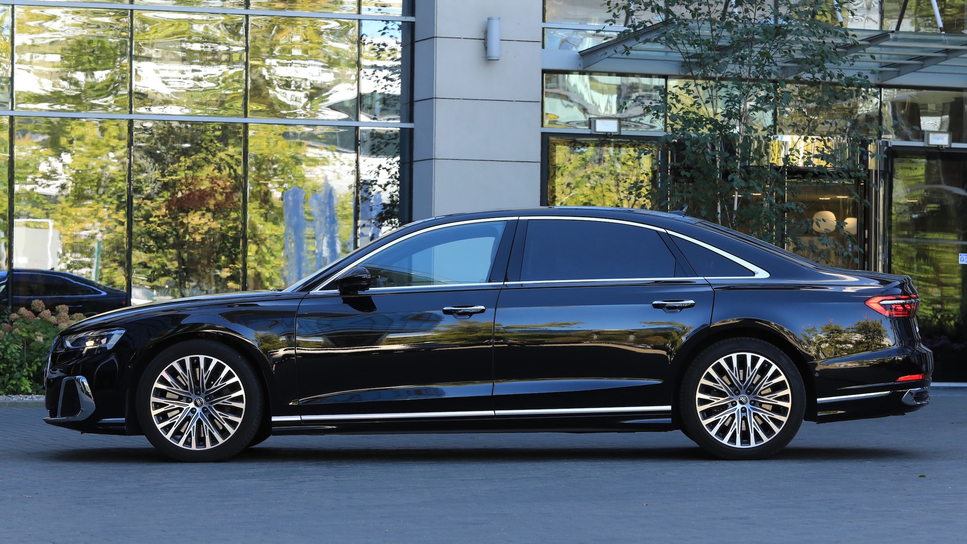 Audi A8 L 60 TFSI (2022 r.; D5)