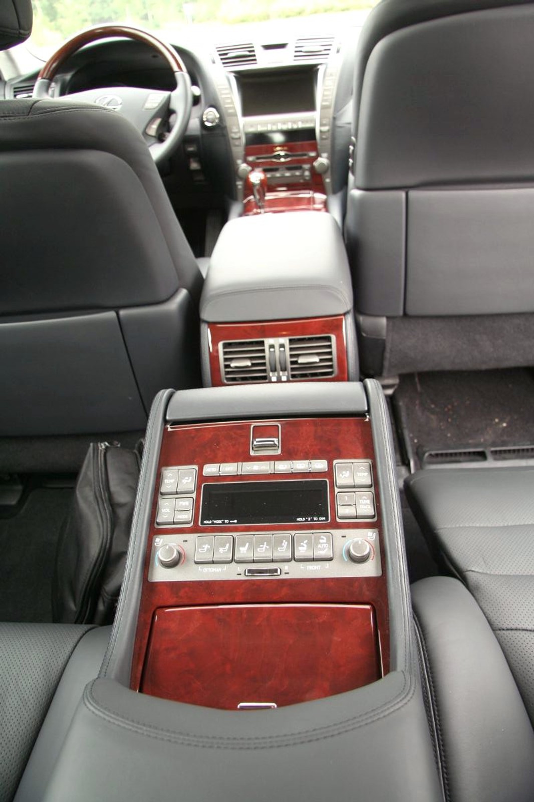 Lexus: hybrydowe wersje modeli GS i LS z większym bagażnikiem