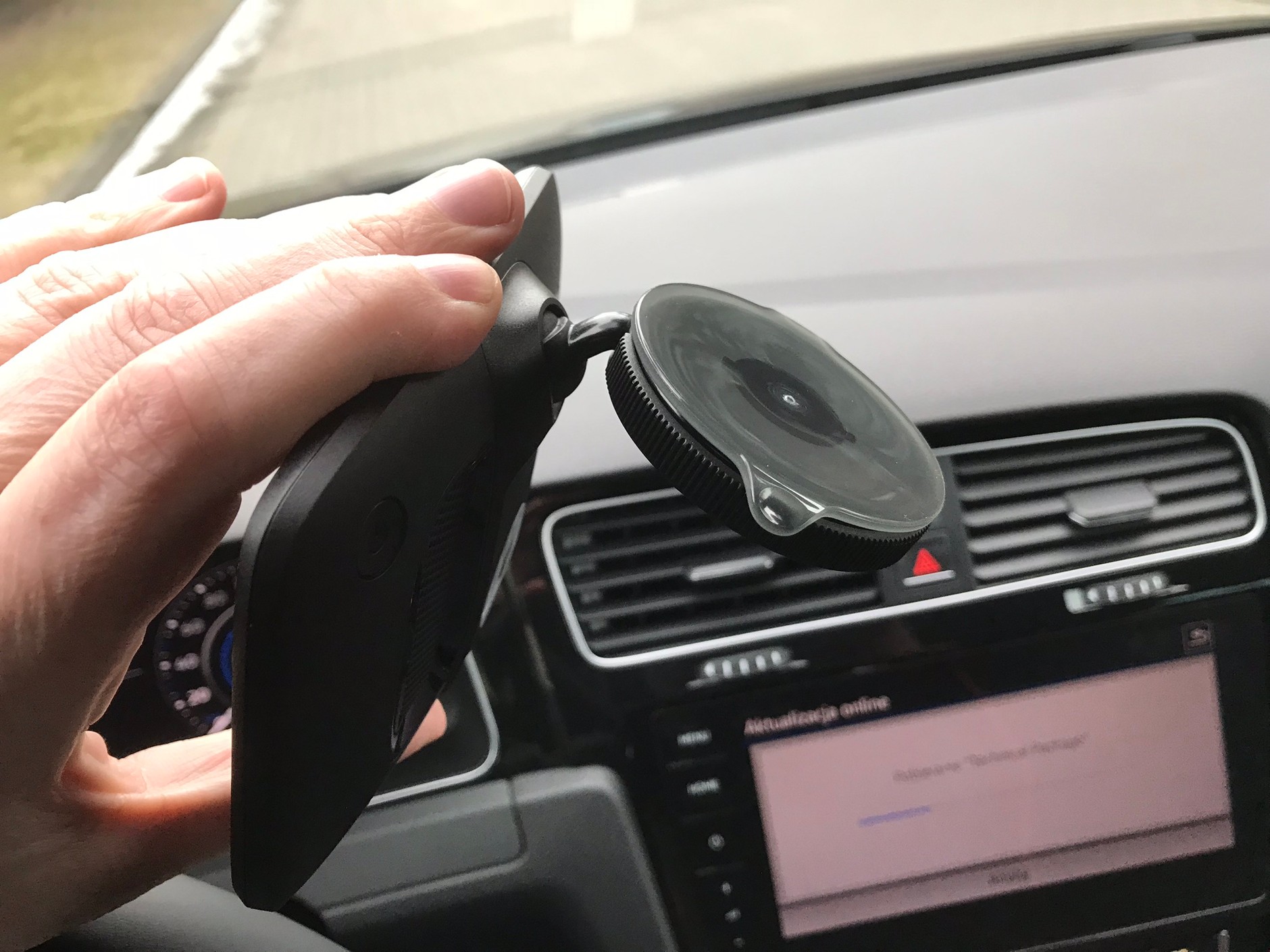 TomTom Start 52 - mocna przyssawka. Sam uchwyt lepszy niż w starszych modelach ale wciąż nie tak dobry jak w TomTom GO