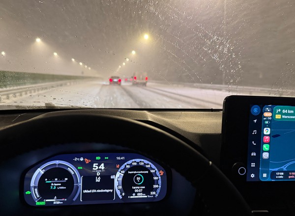 Trochę śniegu, a na wyświetlaczu auta galeria kontrolek ostrzegających o usterkach. Tak ma być?