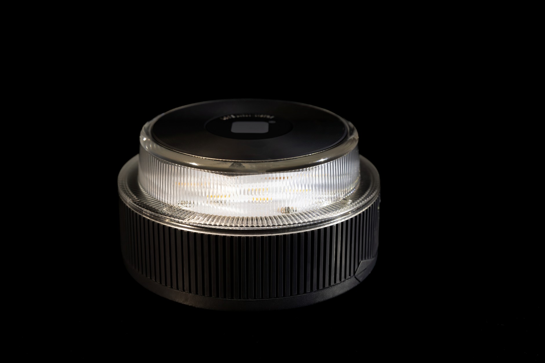 Lampa V16 ma wbudowany lokalizator i nadajnik