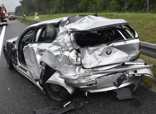 Kierowcy schowali się przed burzą i doszło do wypadku. Nie rób tak na autostradzie! [ZDJĘCIA]