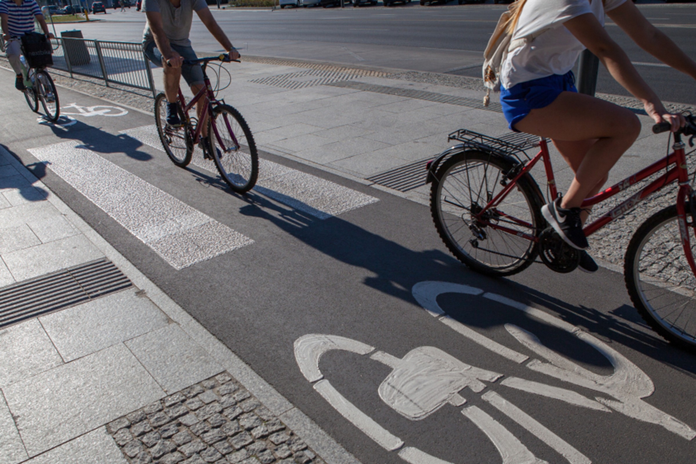 Rowerzysta jedzie obok rowerzysty. Można tak? Art. 33 nie daje jasnej odpowiedzi