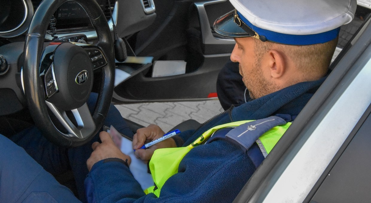 Zjeżdżał z ronda z włączonym migaczem. Nie dość, że wjechało w niego inne auto, to jeszcze policjant dorzucił mandat
