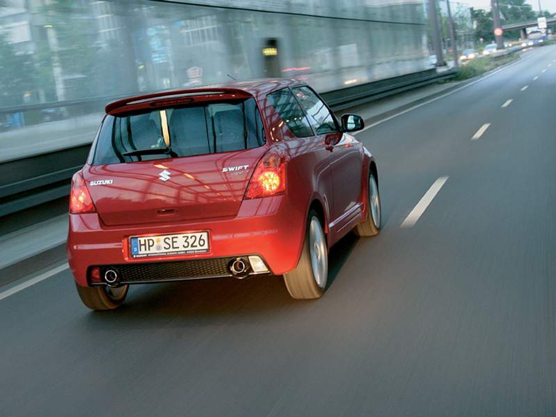 Paryż na żywo: dwa razy sportowe Suzuki