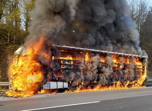 Polska ciężarówka w ogniu na niemieckiej autostradzie. Pechowo wiozła papier...