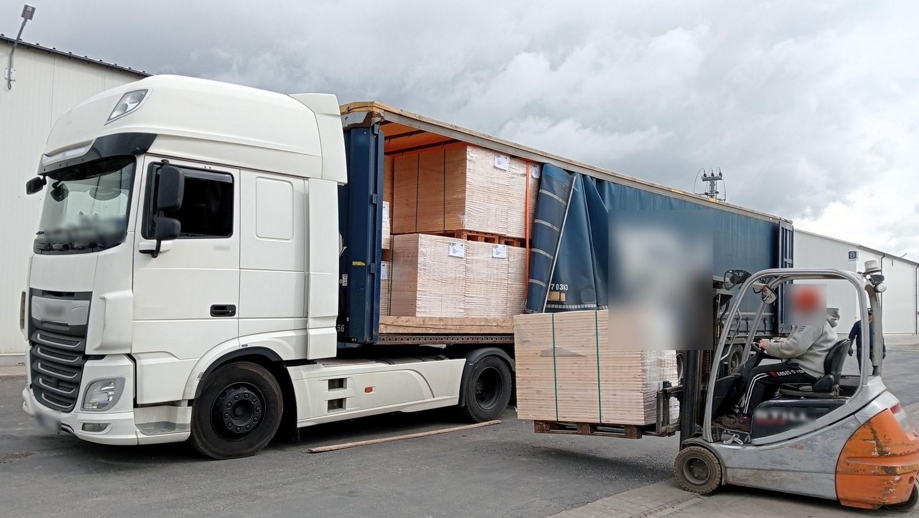Przeładowany transport sklejki
