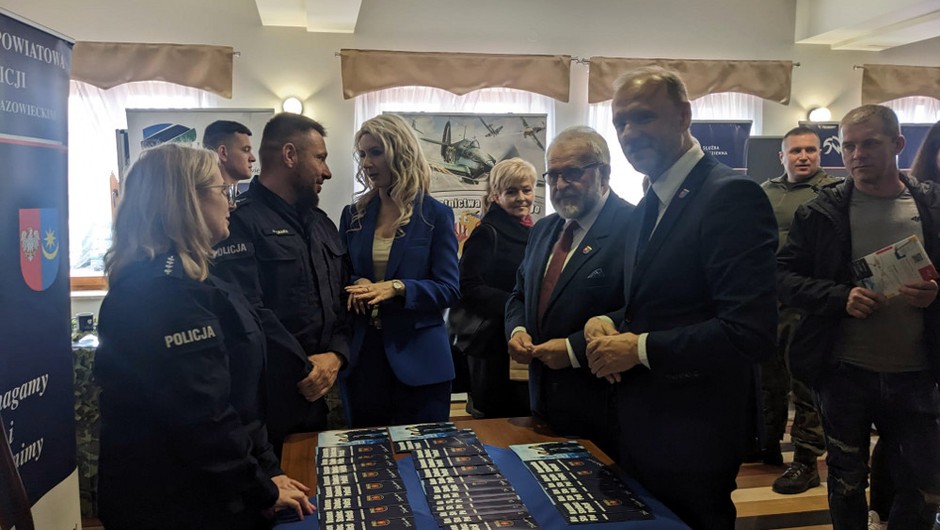 Obraz pochodzący z serwisu https://minsk.policja.gov.pl/pmm/aktualnosci/129221,XIX-MINSKIE-TARGI-PRACY-I-PRZEDSIEBIORCZOSCI-PROMOCJA-ZAWODU-POLICJANTA.html