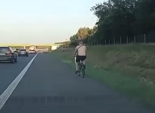 Za mocno wziął sobie do serca "dzień bez samochodu". Policjanci złapali go na autostradzie [WIDEO]