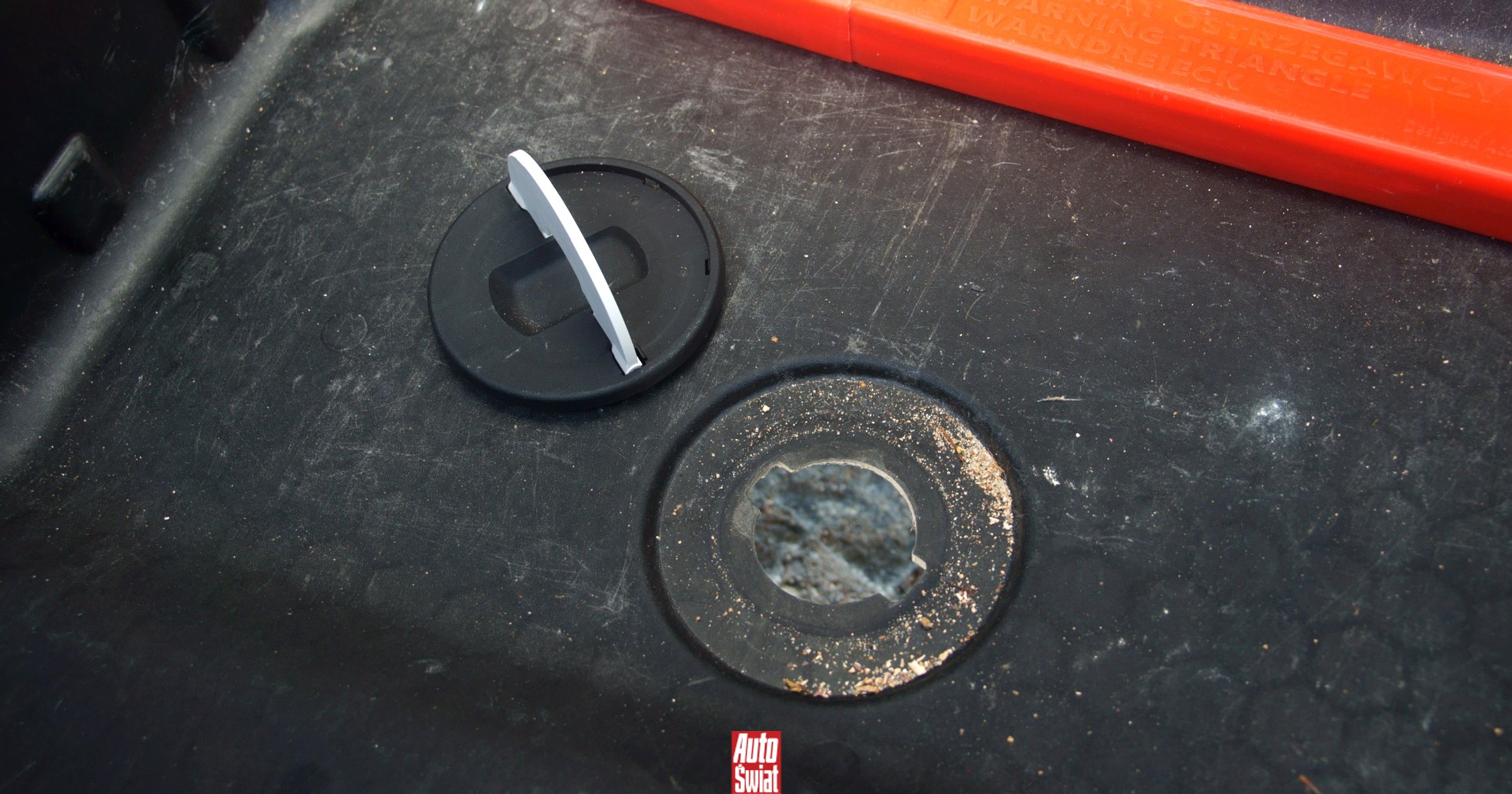 Samochód z dziurą w bagażniku. Usterka? Nie, to specjalny odpływ