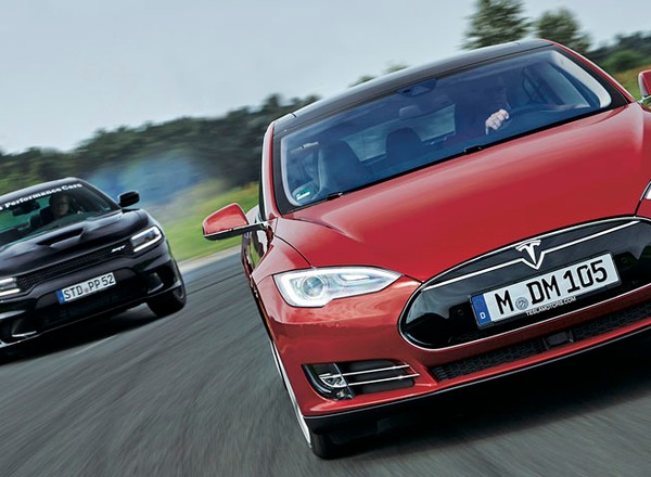 Brutal kontra anioł - czyli Dodge Charger Hellcat kontra Tesla Model S P85D