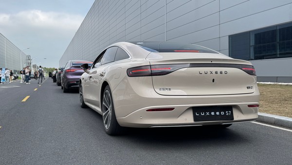 Chińska marka Luxeed wkracza na polski rynek: nowoczesne modele rywalizujące z Teslą i Nio