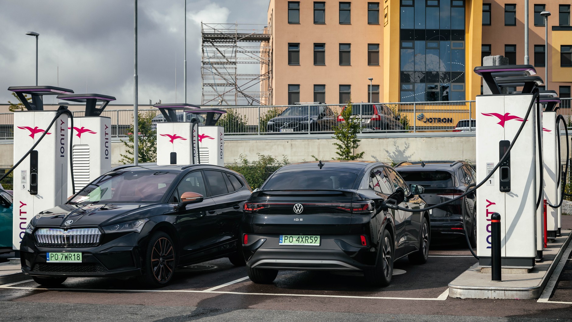 Na przyautostradowej stacji paliw w pobliżu miejscowości Larvik znajdowało się tylko 12 dystrybutorów paliw (95 okt. i ON) i aż 34 szybkie ładowarki, w tym Ionity o mocy 350 kW.
