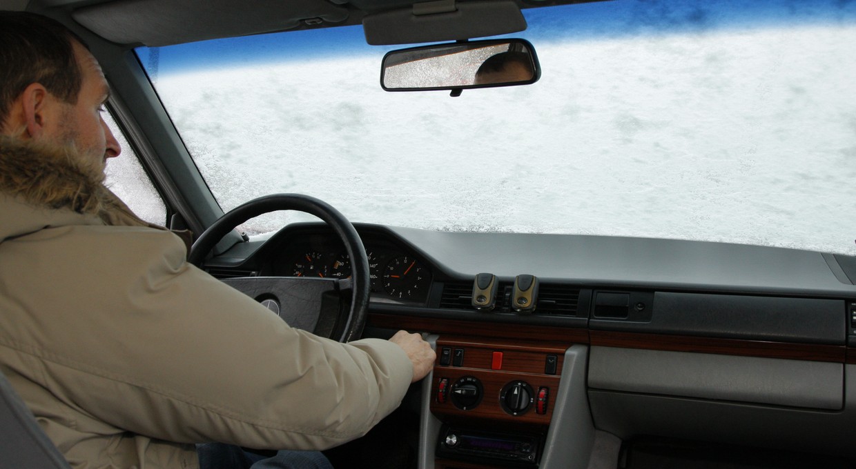 Zamarznięta od wewnątrz przednia szyba? Unikaj tych metod, jeśli szanujesz budżet