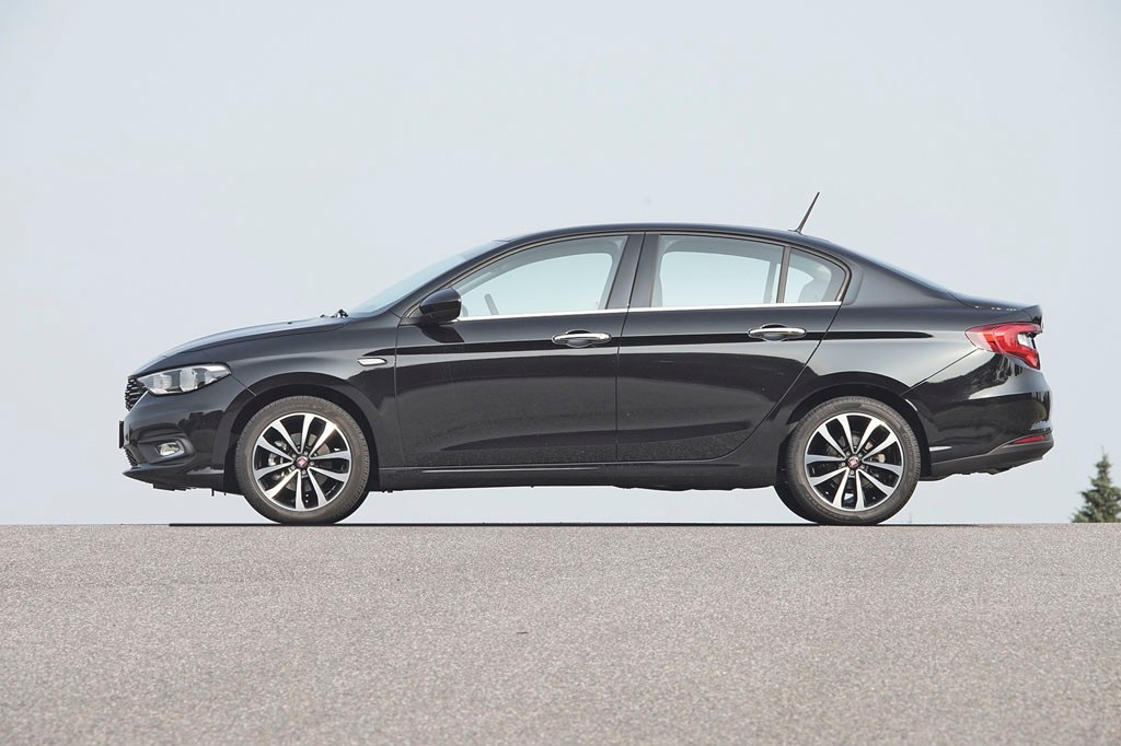 Fiat Tipo kontra Skoda Rapid - co oferują topowe wersje?
