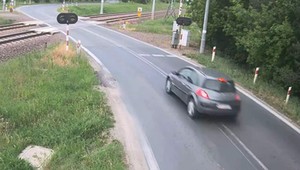 Z impetem wjechał na przejazd kolejowy. Ze szpitala trafił prosto do aresztu