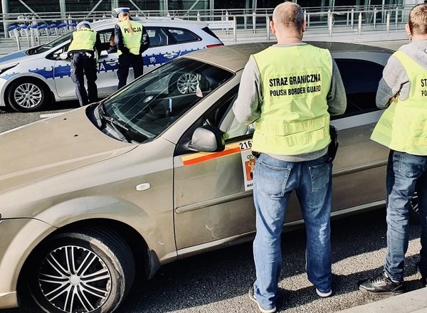 Straż Graniczna sprawdziła kierowców Ubera i Bolta przed lotniskiem Chopina. Aresztowano cztery osoby