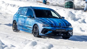 Widziałem Volkswagena Golfa R po liftingu w kamuflażu. Jeździł po lodowym torze