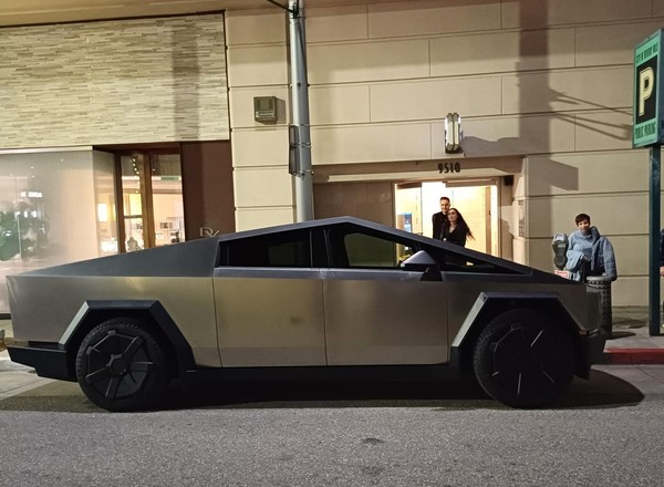 Dobrze, że Tesla Cybertruck jest niedostępna w Polsce. Znowu tysiące egzemplarzy wycofanych z rynku